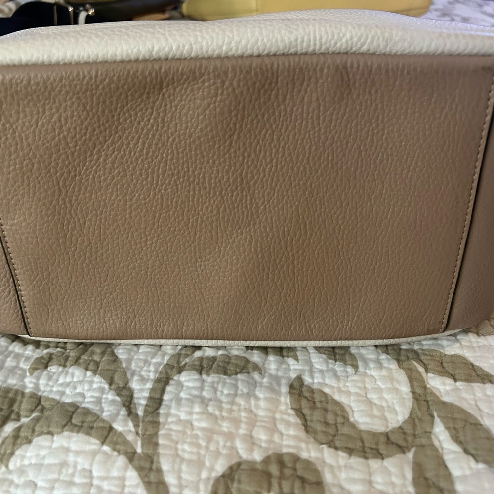 Coach cream colored shoulder bag. Like New - Picture 4 of 5